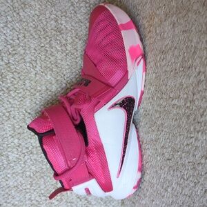 SINGLE SHOE Nike LeBron Soldier 9 Think Pink Size 9 RIGHT SHOE ONLY